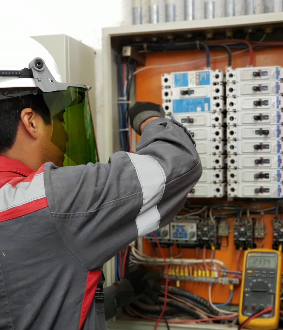 Électricien travaillant sur un tableau électrique