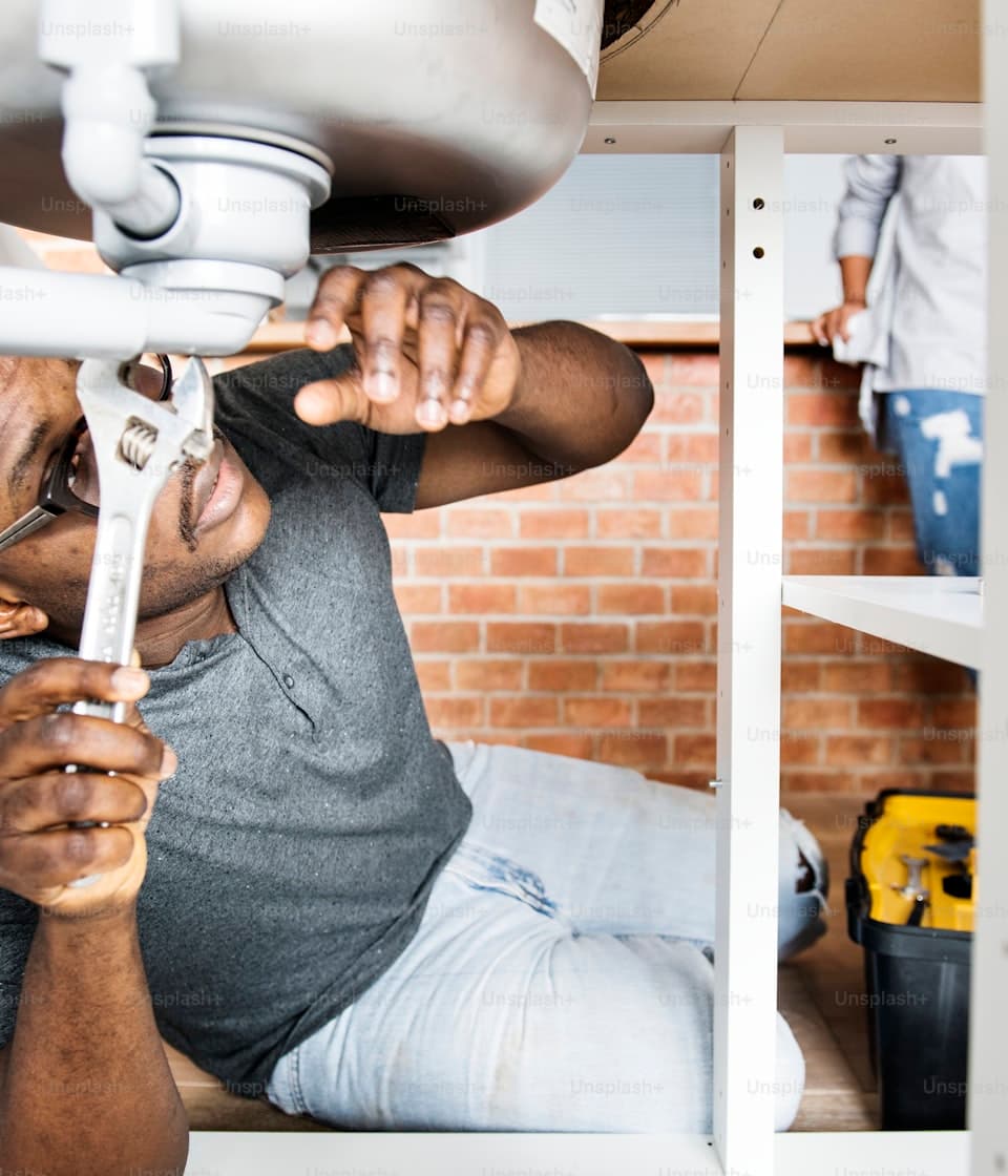 Plombier sur chantier avec ses outils